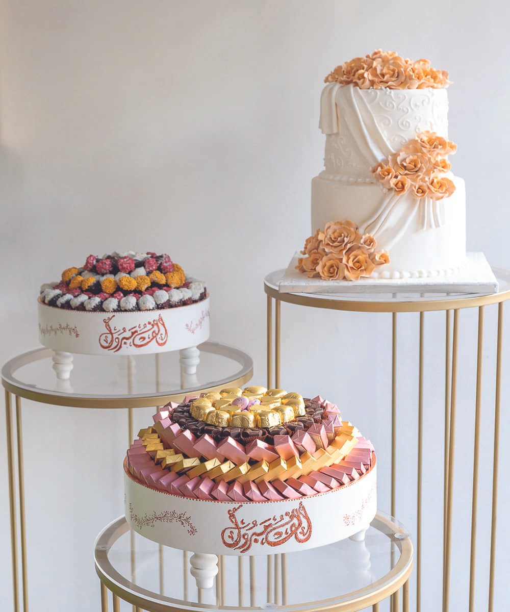Trio (Cake Design 2 étages 20-30 Personnes) + mida bois hêtre dattes fourrées et enrobées + mida Chocolat